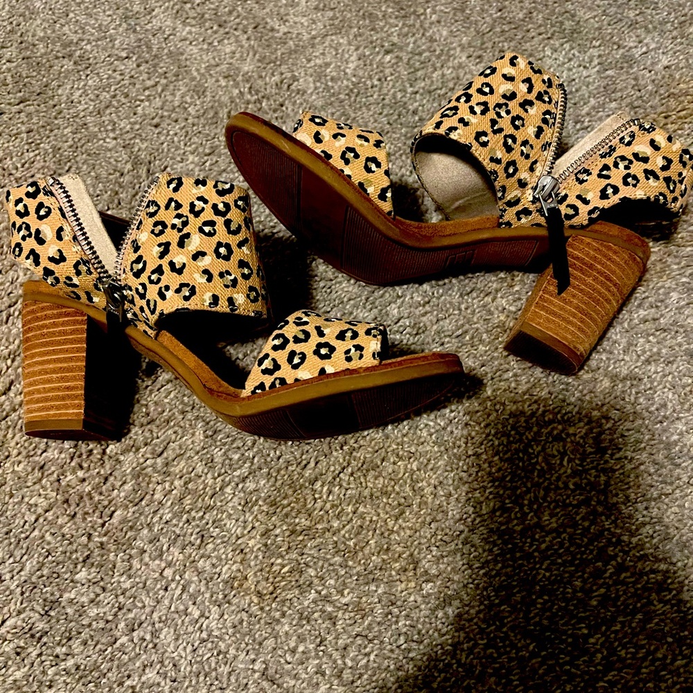 Leopard print liek new Tom heels